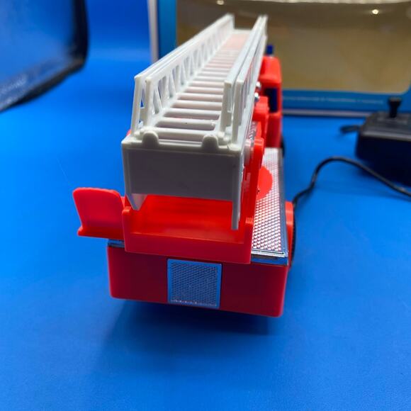 LUCKY TOYS - HONG KONG - VINTAGE PLASTIC -BATTERY OPERATED FIRE TRUCK NO.2077 - Picture 5 of 12